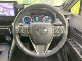 インテリアに合わせたデザインのステアリングは、運転される方のことも考え、運転しやすい形状、大きさです。是非一度、実際に触ってお確かめください。