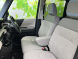 運転席側のドアは、使いやすさを追求したシンプルなデザイン。操作性も高く、スムーズな開閉を実現しています。快適な空間を演出します。