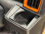 運転席側掘り込み式カップホルダー