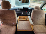 カトーモーターオリジナルペット専用台TARO。運転席ひじ掛けとドリンクホルダー付き。