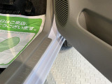 ステップ、ドア内張にキズあります。