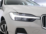 ひときわ印象的なT字型のLEDヘッドライトは、新世代のボルボを象徴するユニークなアイコンとなっています。LEDデイタイム・ランニング・ライトやポジションライト、ウインカーの役割も果たします。