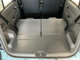 【ラゲージフロア】お客様に気持ち良く乗っていただけるよう、工具を使わず取り外せる部品は全て取り外し清掃しております。シート可動の場合は、シートを動かし裏側まで清掃を行っております。