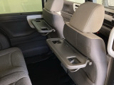 運転席・助手席の背もたれには、2列目シート用にカップホルダー付きの「格納式のシートバックテーブル」を装備しています。休憩時のちょっとした時間などカップを置いたり、小物置きに使えて便利です。