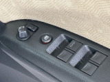 【電動格納ミラー】サイドミラーは電動格納式となっており、狭い駐車場でもキズがつくリスクを抑えられます。