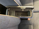 センターアームレスト付きで運転中も腕が楽々!