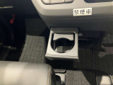 簡単に引き出せて、使わないときはしまっておけるドリンクホルダーです。