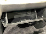 大きな荷物を収納できる、便利な助手席グローブボックス