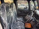 毎日過ごす運転席は要チェック。シートのへたり・擦れ、視界のイメージまで伝わる重要ポイント。