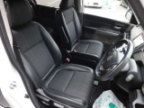 運転席、助手席 ゆったりくつろげます。