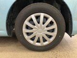 【ホイールキャップ】自動車の車輪の外側取り付け部につける円盤状のおおいで、締め付けボルトなどを保護し装飾をも兼ねてますよ☆