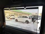 ■ロールサンシェード■乗車中の眩しさを軽減する装備を両側スライドドアに用意!使用しない時は、ドアパネル内部に収納可能になっています♪