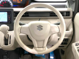インテリアに合わせたデザインのステアリングは、運転される方のことも考え、運転しやすい形状、大きさです。是非一度、実際に触ってお確かめください。
