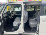 後部座席も十分な広さがあります!シートを倒せば荷物もさらに沢山積めますね♪