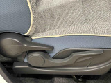 運転手の体格に合わせて運転席の座面の高さ調整ができるシートリフターが付いてます