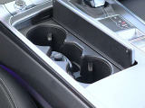 ●ドリンクを支える固定ホルダー付きです。運転中などもお飲み物がこぼれる心配はございません。