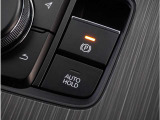 【オートホールド】停車中にブレーキペダルから足を放しても、ブレーキを自動的に制御して、車両の停車状態を保持する機能です。信号待ちなどの停車時に運転者の負担を軽減します。