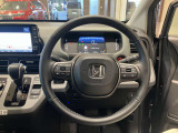 運転している間、長く触れているものだから手になじむハンドルがいいですよね。本革巻のステアリングは乗れば乗るほど手になじんでいきます。