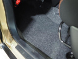 この車両にはフロアマットが装備されていません。当店では純正用品カタログよりお好みの品をお選びいただけます。お気軽にご相談ください。
