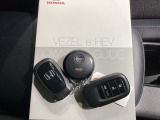 キーを持っているだけでドアハンドル横のボタンを押すとドアの施錠・開錠が行なえます。そのまま車内にキーがあればエンジンを掛けることも出来、とても便利です。