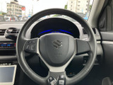 握りやすく操作しやすいステアリング。快適なドライブをサポートしてくれるでしょう。インパネ操作スイッチも配置され、運転中の操作も簡単に行えます。