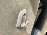 運転席&助手席の背面についたユーティリティフックには荷物がサッと掛けられます。