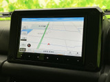 鮮明な地図表示で、安全運転をサポート。目的地までのルートを分かりやすく案内し、スムーズなドライブを演出します。