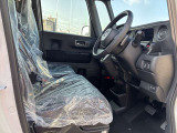 毎日過ごす運転席は要チェック。シートのへたり・擦れ、視界のイメージまで伝わる重要ポイント。