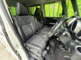 運転席まわりには十分なスペースがあり、大柄な方でもゆったり運転していただける環境です。
