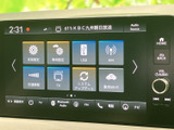 多彩な機能が搭載されたナビゲーションシステムで、目的地までのルート検索やエンターテインメントをお楽しみいただけます。タッチパネル操作でスムーズな操作感も魅力です。