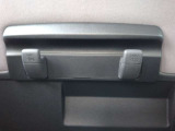 お荷物を掛けるフックが付いています。