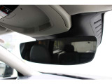 自動防眩機能付きのルームミラー。後方からのまぶしさを軽減してくれます。