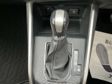 無段変速が魅力のCVT車です。発進から加速までアクセルを一定にして走ることで滑らかに走ります。車内も静かで振動もごくわずか!!CVT車もATの一種なので、もちろんAT限定免許で運転OKです!
