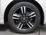 純正のアルミホイールが足元を飾ります!タイヤサイズは215/55R17になります。