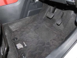 内装工程では、中古車を気持ちよくお乗りいただけるよう清掃しております。シートの洗浄はもちろん、ニオイの元となるフロアカーペットまで洗浄・消臭を実施。