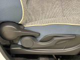 運転手の体格に合わせて運転席の座面の高さ調整ができるシートリフターが付いてます