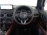 【運転席】最適なドライビングポジションでドライブをお楽しみください。