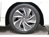 純正のアルミホイールが足元を飾ります!タイヤサイズは215/50R17です。