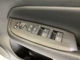 ハンドルの右側に電動格納付きパワーミラーの操作スイッチがついています。左右のサイドミラーの角度調節も微調整ができて便利です。パワーウインドウは運転席でドア4枚とも上下の操作ができるようになっています。