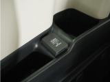 ◆後席用12V電源ソケット◆12V電源ソケットは後席用にも装備されています。長時間のドライブも安心です。