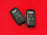 電子カードキーを携帯していれば、リクエストスイッチを押すだけでドアの施錠と解除が行えます。しかも盗難防止に役立つイモビライザー機能付きです。