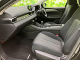 使いやすい収納スペースが、細々とした荷物を整理するのに役立ちます。運転中のちょっとしたものを収納するのに便利です。快適な空間を演出します。