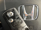 【Hondaスマートキー】カバンやポケットに入れたままでもドアの施錠・解錠が可能なスマートキーを装備。エンジンのオン・オフ時もカギを取り出す必要が無いからとっても便利です♪