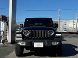 7つのグリルの「セブンスロットグリル」はJEEP車である象徴です。