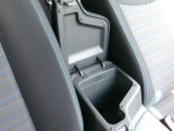 運転席のひじ掛けを開けると、さらに収納がこんにちは(*^▽^*)