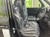広々とした空間が、ゆったりとしたくつろぎの時間を演出します。シートの配置も工夫されており、快適なドライブをサポートします。