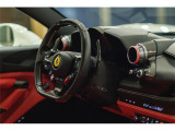 F1のテクノロジ-をフィードバックしたコックピットはドライビングに集中できます。