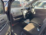 ゆったりと広い店内で、お車の悩みや各種相談を承ります。