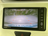 後退時には映像が確認できるカメラ機能搭載。安全確認をサポートし、運転の不安を軽減します。縦列駐車も安心して行えます。
