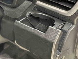 回転式カップホルダー(運転席)は角型パック,ペットボトルなどの丸型に対応。閉じればスマートフォン立てにも使用できます。